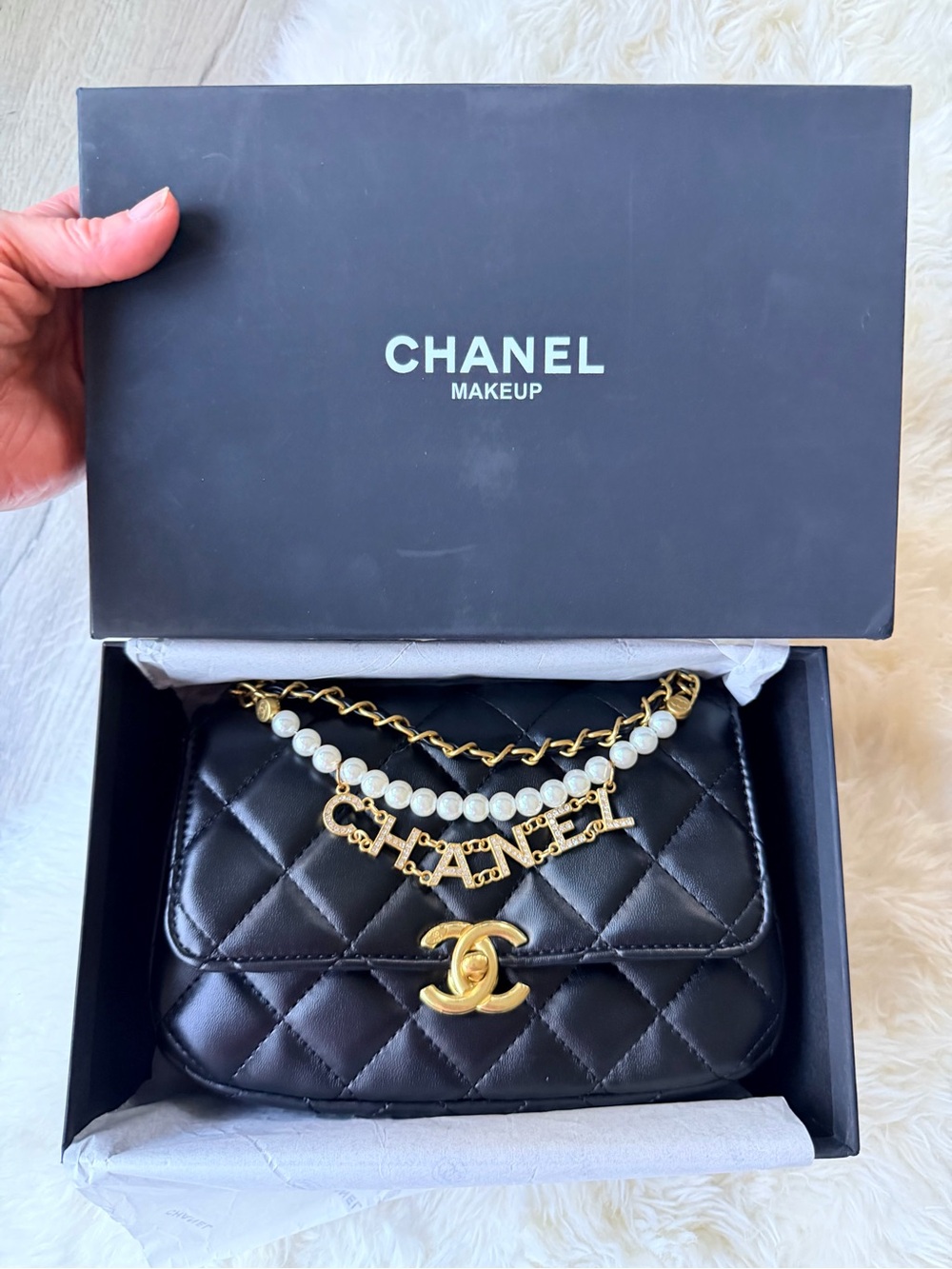 *PRICE FIRM* Chanel MAKEUP Handbag with Crystal Inset ‘CHANEL’ on Chain NIB GWP - Picture 2 of 16